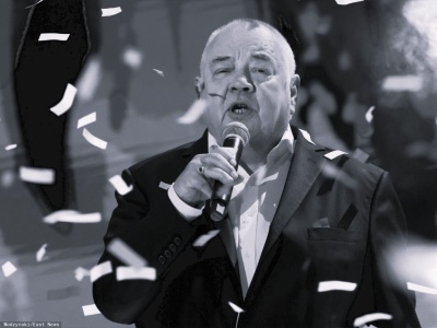 To wakacje w Mielnie czy pogrzeb... W takim stroju pożegnał Soykę. Aż szczęka opada