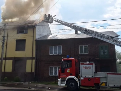 Pożar budynku jednorodzinnego. Świadkowie widzieli, jak uderzył piorun i zapalił się dach