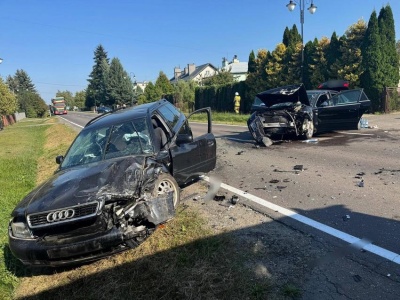 Groźne zderzenie czołowe w Szówsku. 3 osoby w szpitalu i zmasakrowane pojazdy