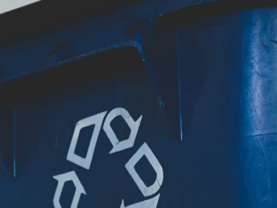 Oto plastik, który pochłania CO2 – dwa problemy, jedno rozwiązanie