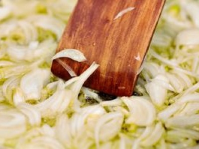 Ciotka pokazała mi, jak zeszklić cebulę. Jej sekretem jest dodatek, który sypie pod koniec smażenia