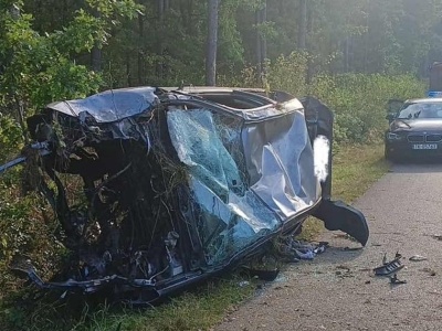 Przyjechali na ratunek i doznali szoku. Auto było kompletnie rozbite. Coś jednak było nie tak