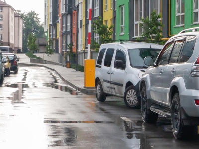 Czy można parkować pod prąd? Niejasny przepis podzielił kierowców