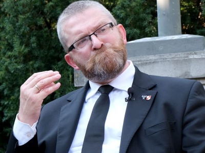 Akt oskarżenia i lawina wniosków o uchylenie immunitetu Grzegorza Brauna. Nowe infor…