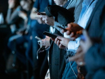 To miasto chce wprowadzić limit korzystania ze smartfona. Dorośli się buntują