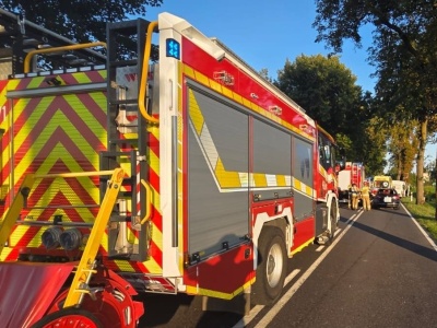 Zderzenie busa i passata na drodze wojewódzkiej. Dwie osoby trafiły do szpitala