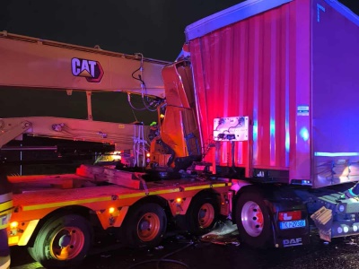 Śmiertelny wypadek na A2. Rozbite 3 pojazdy, zginął kierowca ciężarówki [ZDJĘCIA]