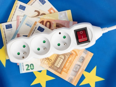 Niższe ceny prądu w Europie. Wyraźny spadek w Polsce