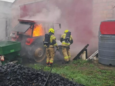 Ciągnik w ogniu. Strażacy walczyli z pożarem koło Gniezna