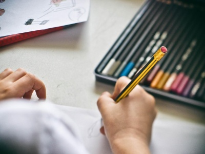 Polacy wyrazili swoją opinię o powrocie prac domowych dla dzieci. Powinny wrócić?