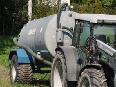 Ciągnik z beczką przejechał po człowieku. 57-latek w szpitalu