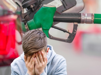 Generacja Z to płatki śniegu. Młodzi boją się tankować auta