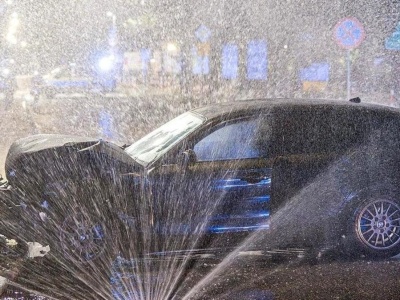 Bmw z impetem wjechało w budynek i uszkodziło gazociąg. Za kierownicą 21-latek