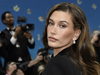 Hailey Bieber zachwyca w satynowym zestawie. Stylizacja warta skopiowania