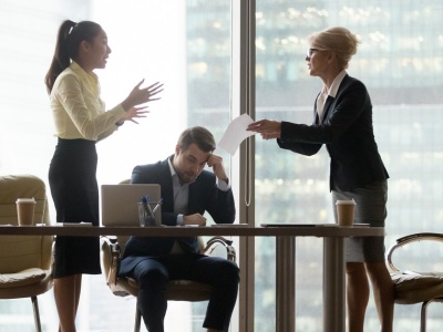 Miejsce pracy może stać się piekłem. 