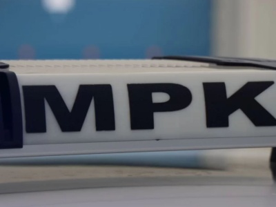 Pod Pocztą Główną doszło do zderzenia samochodu z tramwajem