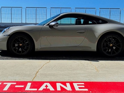 To jedno z ostatnich Porsche 911 z manualną skrzynią biegów. Jak jeździ?