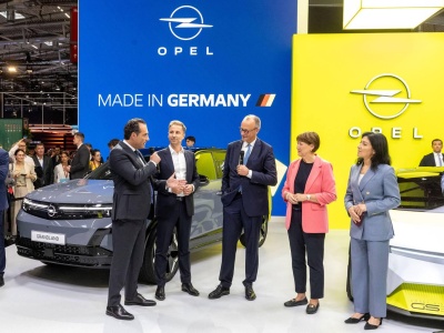 Kanclerz Friedrich Merz odwiedza stoisko Opla na targach IAA Mobility 2025