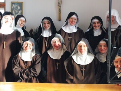 Francja: „powrót do oczekiwań czysto religijnych” w zakonach. Pragnienie modlitwy, transcendencji i pięknej liturgii