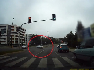 Tam nie wolno zawracać! O włos od kraksy na al. Sikorskiego w Olsztynie [WIDEO]