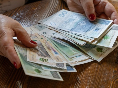 Seniorzy z rentą wdowią mogą stracić pieniądze. To prawie 2 tys. zł. Tego nikt nie przewidział