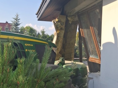 Ciągnik uderzył w dom, naczepa wjechała do ogrodu sąsiadów. Zdarzenie w Balczewie [zdjęcia]
