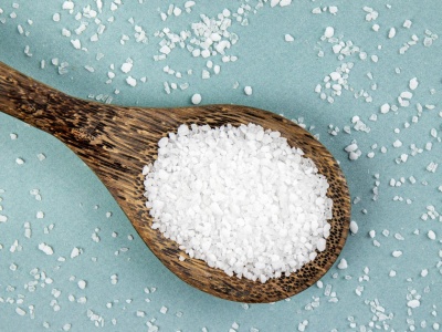 Często solisz potrawy? Według naukowców ten składnik może doprowadzić do utraty słuchu