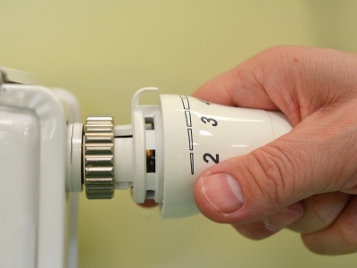 Rząd wraca z mrożeniem cen energii. Już bez wiatraków, ale z bonem ciepłowniczym