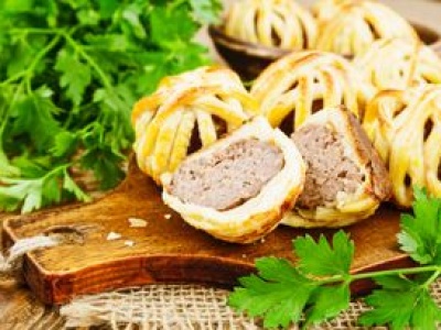 Mięsne kule zapakuj w kawałki ciasta. Obłędnie smaczne na ciepło i na zimno