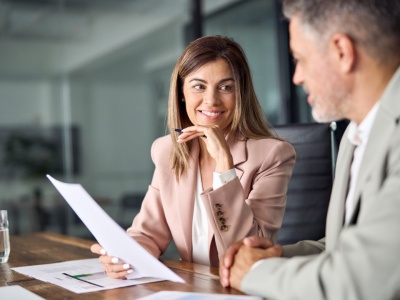13 tys. pensji po dwóch latach pracy. Handlowcy wciąż rozdają karty
