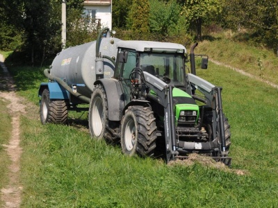 Próbował wskoczyć na ciągnik i zatrzymać go. Trafił do szpitala