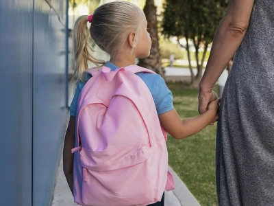 Jak wygląda powrót do szkoły po chorobie nowotworowej? Jak wspierać dziecko w remisji?