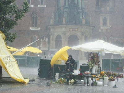 Alert RCB przyszedł w Krakowie po ulewie. Co zawiodło?