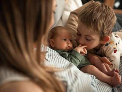 Opracowano nową metodę leczenia depresji poporodowej – 80% mniej myśli samobójczych po 6 sesjach