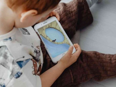 Nie patrzy w oczy, tylko w ekran. To pierwszy znak cyfrowego autyzmu