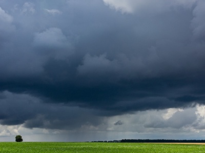 IMGW ostrzega! Środek tygodnia będzie deszczowy i burzowy w wielu regionach