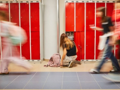 Awantura o szafki szkolne to absurd. Powinny być darmowe, a trzeba zapłacić i to niemało