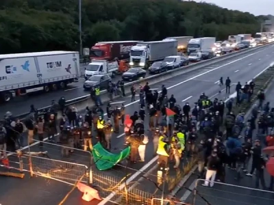 Francuskie drogi w chaosie – protestacyjne blokady na rondach, bramkach i węzłach