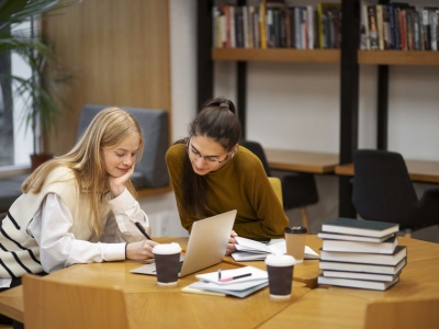 Jakie kierunki studiów wybierają Polacy? Rozmowa z autorką raportu WSB-NLU [ Strefa biznesu ]