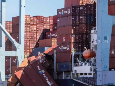 Incydent na statku towarowym. Dziesiątki kontenerów wpadło do wody