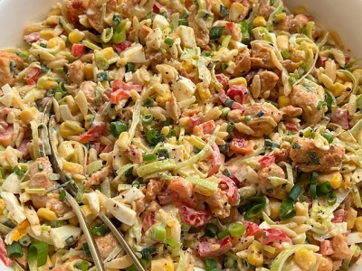 Makaronowa sałatka kurczakiem i jajkiem