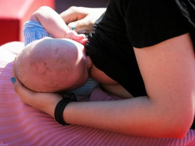 Chciała nakarmić dziecko w przymierzalni. 