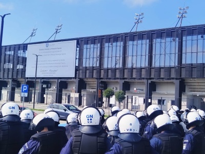 Policjanci wkroczyli na stadion Sandecji. Intensywne manewry w Nowym Sączu