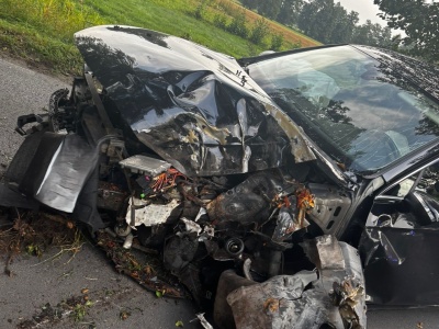 POWIAT NOWOTOMYSKI: Auto rozbite na przydrożnym drzewie