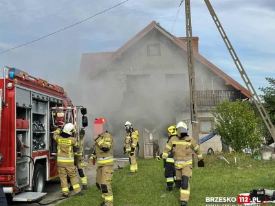 Pożar domu w Uszwi. Poszkodowanych ewakuowali policjanci