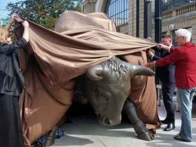 Autor byka na Dworcowej wyjaśnia, dlaczego rzeźba pasuje do Katowic. Prywatni sponsorzy zapłacili za nią sporo