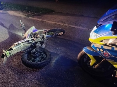Pościg za 17-letnim kierowcą bez prawa jazdy. Doszło do zderzenia z policyjnym motocyklem