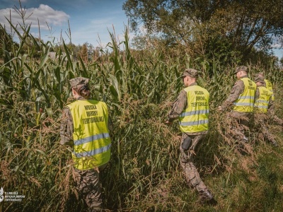 Poszukiwania fragmentów „dronów”, które naruszyły Polską przestrzeń powietrzną trwają.
