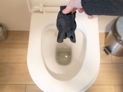 10 tys. zł kary za coś takiego w toalecie. Przepisy są bezwzględne