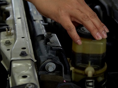 Mechanicy widzieli to setki razy. Ten płyn zamienia się w smołę i niszczy auto od środka